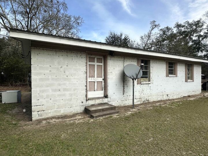 Property Photo: 5690 Sunlight Road FL 32445