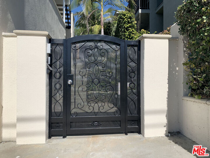 Property Photo:  4211 Franklin Ave  CA 90027 