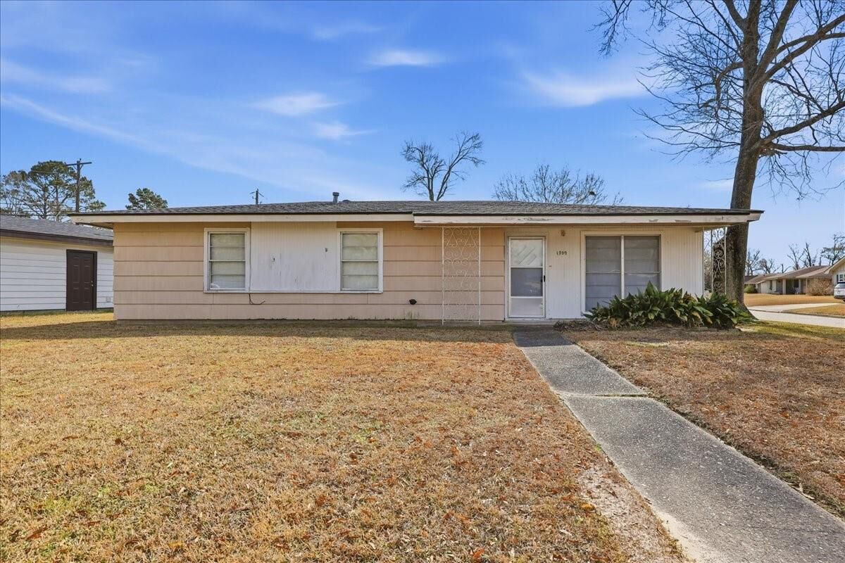 Property Photo:  1709 Robin Avenue  TX 77632 