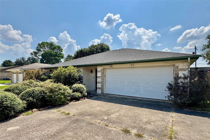 Property Photo: 912 S 21st Street TX 77627