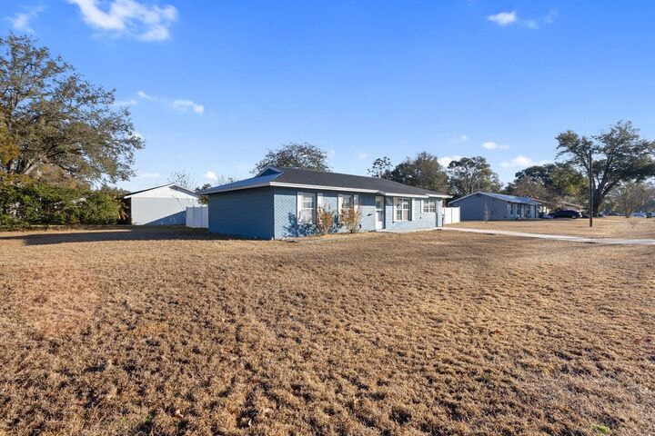 Property Photo: 301 Magnolia Way FL 32159