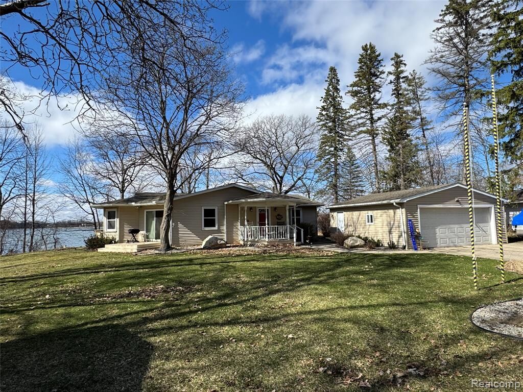 Property Photo:  4028 Loon Lake Court  MI 48451 9456 