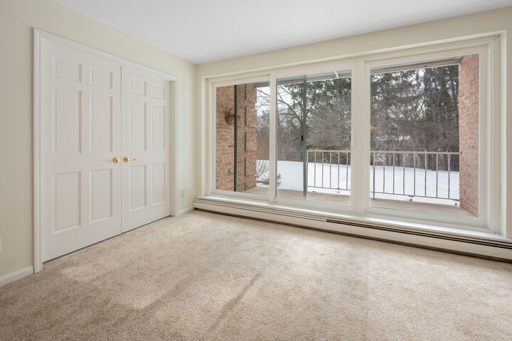 Property Photo: 945 W Heritage Ct 104 WI 53092