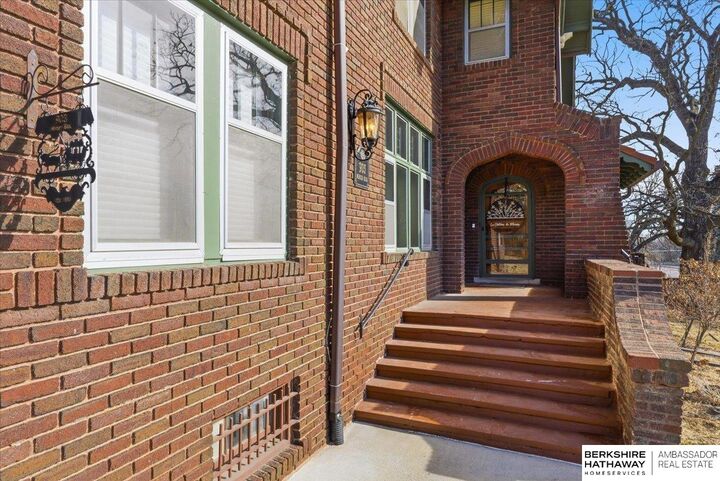 Property Photo:  903 Mercer Boulevard  NE 68131 