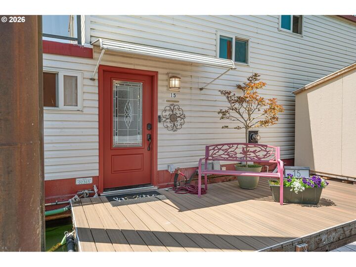 Property Photo: 429 N Bridgeton Rd 15 OR 97217