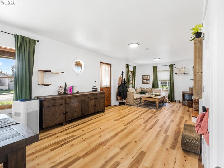 Property Photo: 330 W Dartmouth St OR 97027