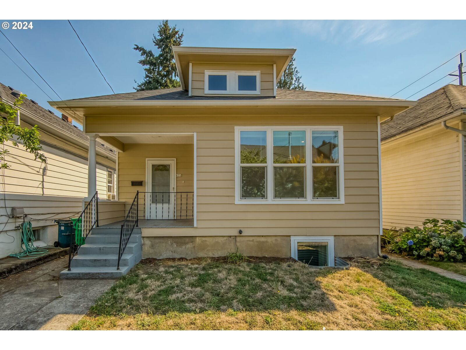 Property Photo:  428 SE 30th Pl  OR 97214 