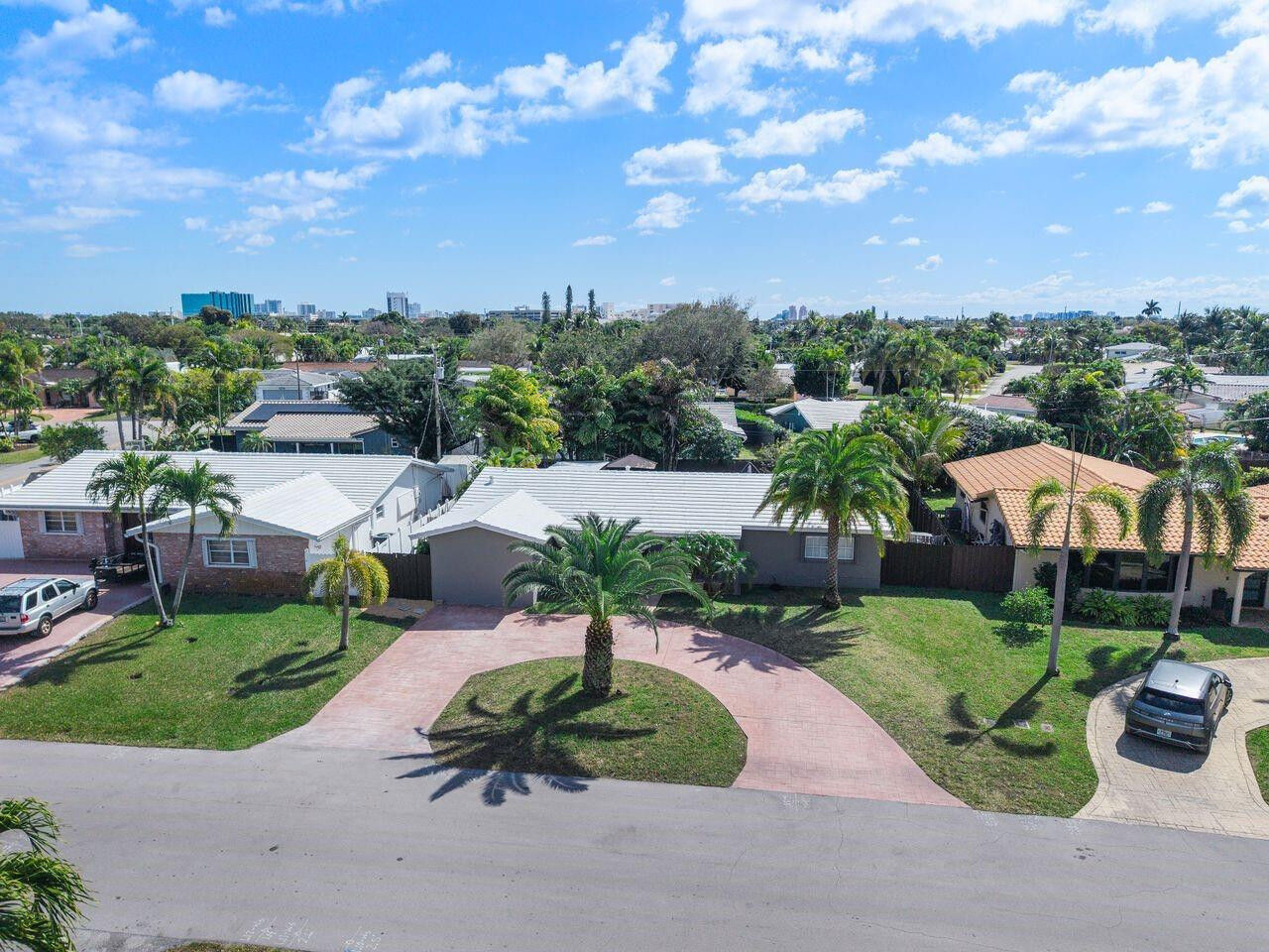 Property Photo: 1530 NE 53rd Street FL 33334