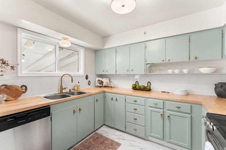 Property Photo: 712 E Kiernan Ave WA 99207