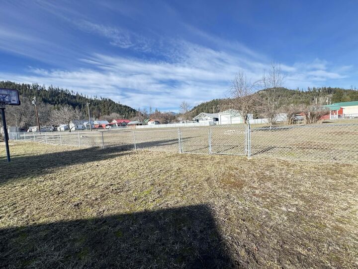 Property Photo:  105 S 7th Ave  WA 99139 