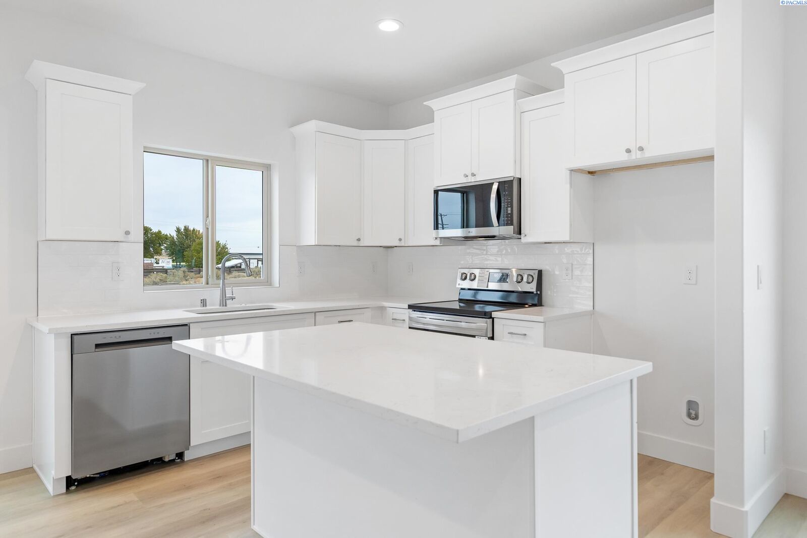 Property Photo:  7632 Grapevine Ct  WA 99353 