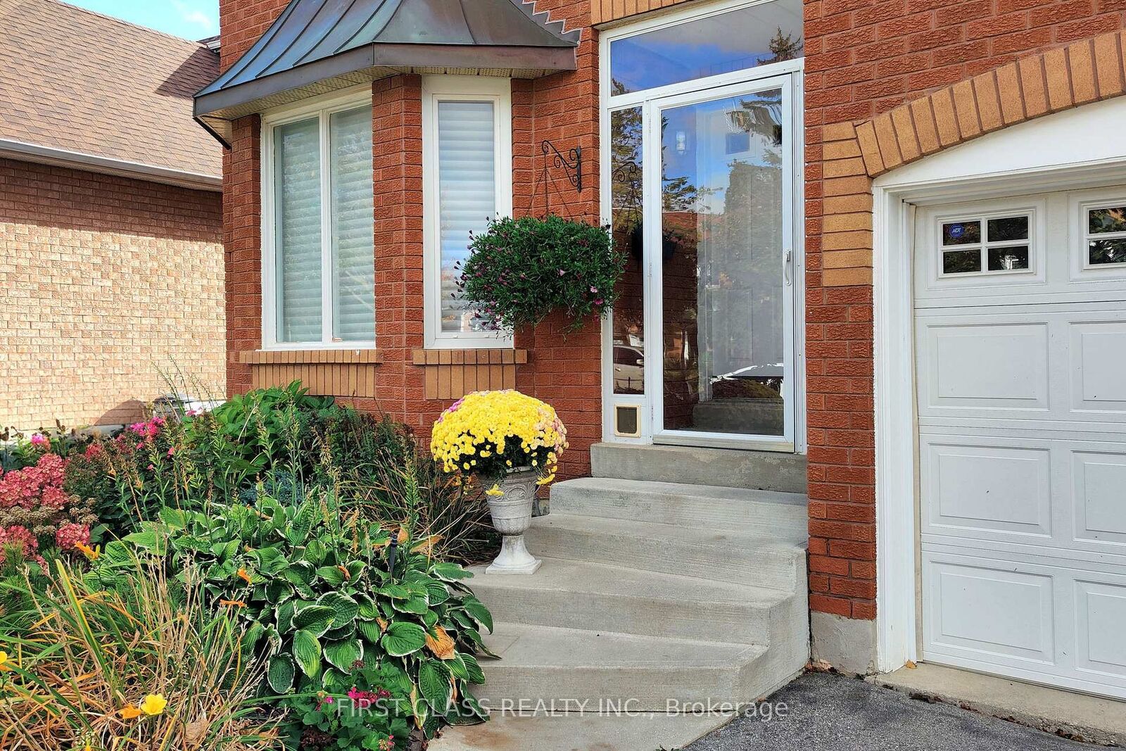 Property Photo: 7 Kenpark Avenue ON L6Z 3P4