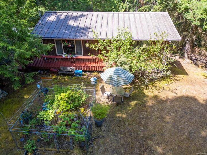 Property Photo: 2611 Gunwhale Rd BC V0N 2M2