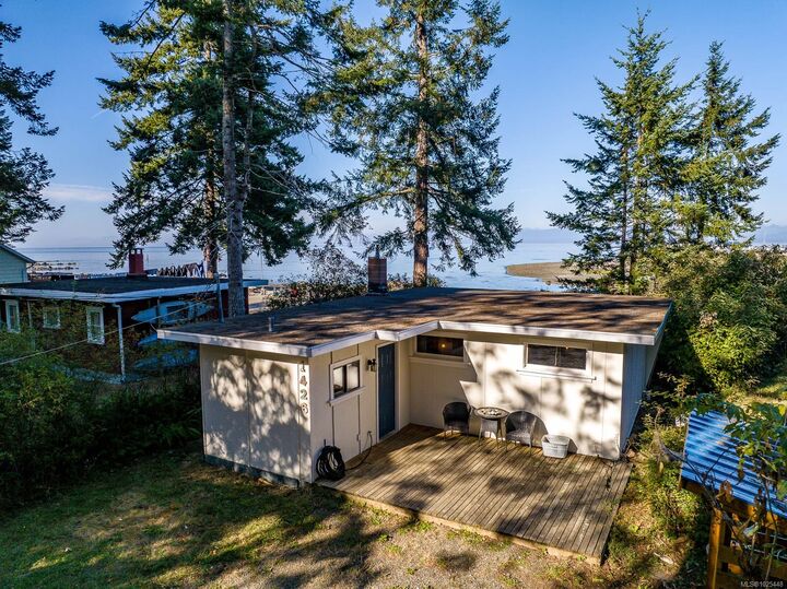 Property Photo: 1426 Wilkinson Rd BC V9M 4B3