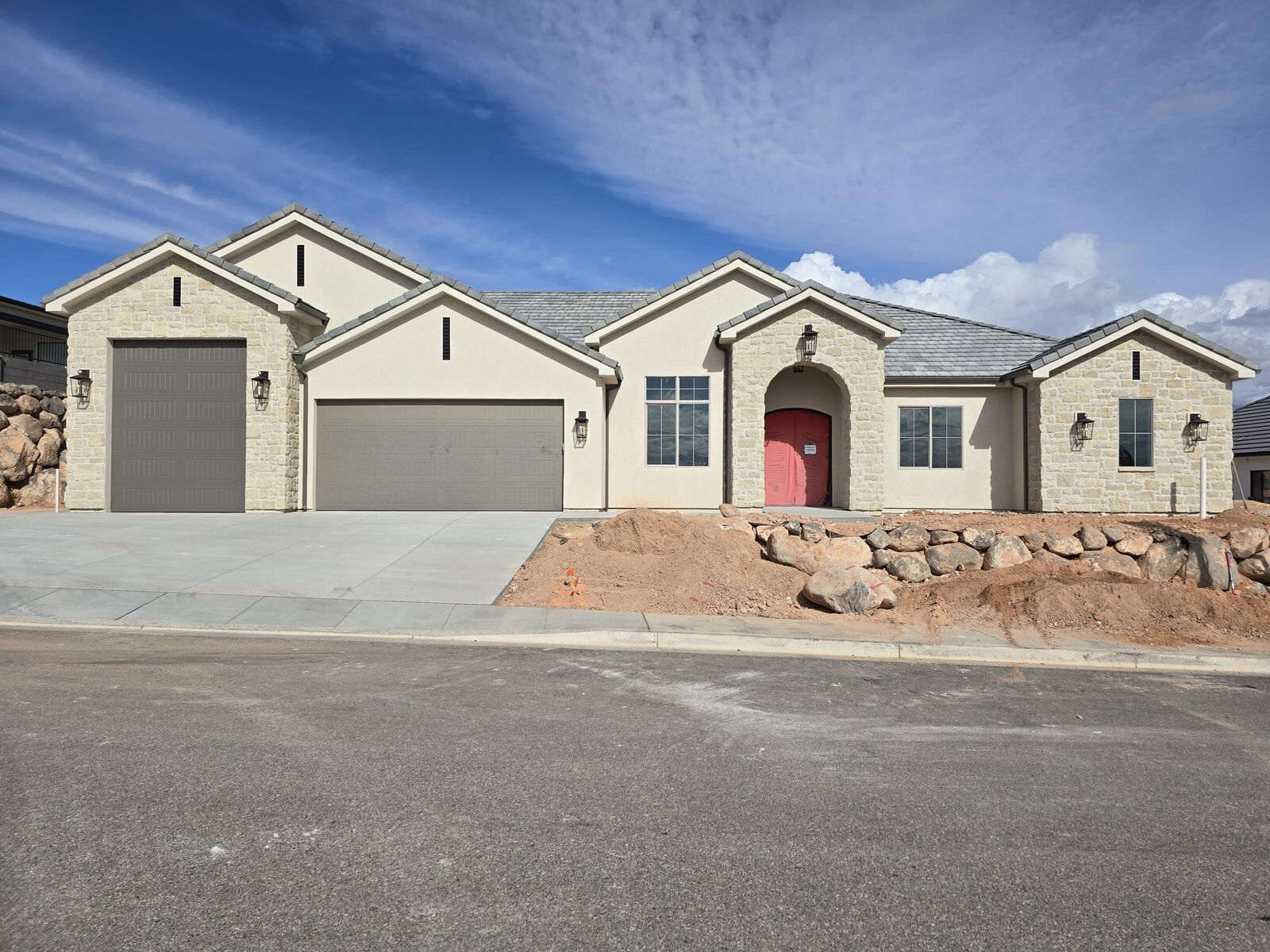 Property Photo: 738 W Sunny Ledge Dr UT 84780