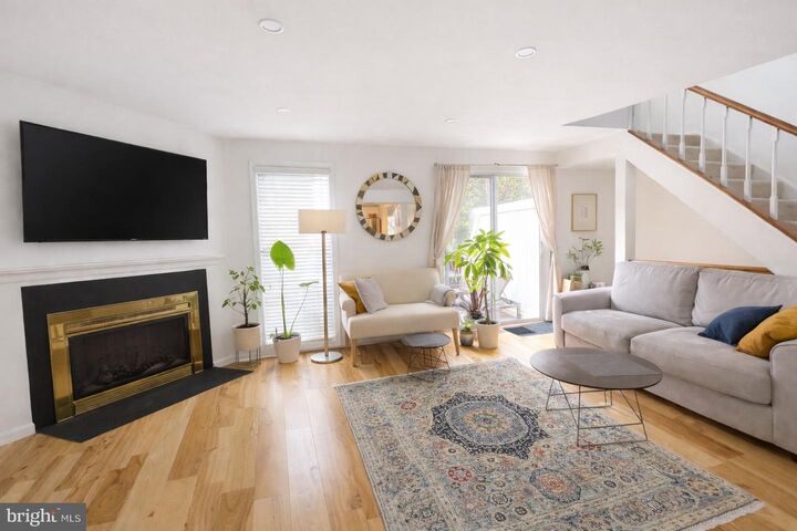 Property Photo: 1704 Quietree Drive VA 20194