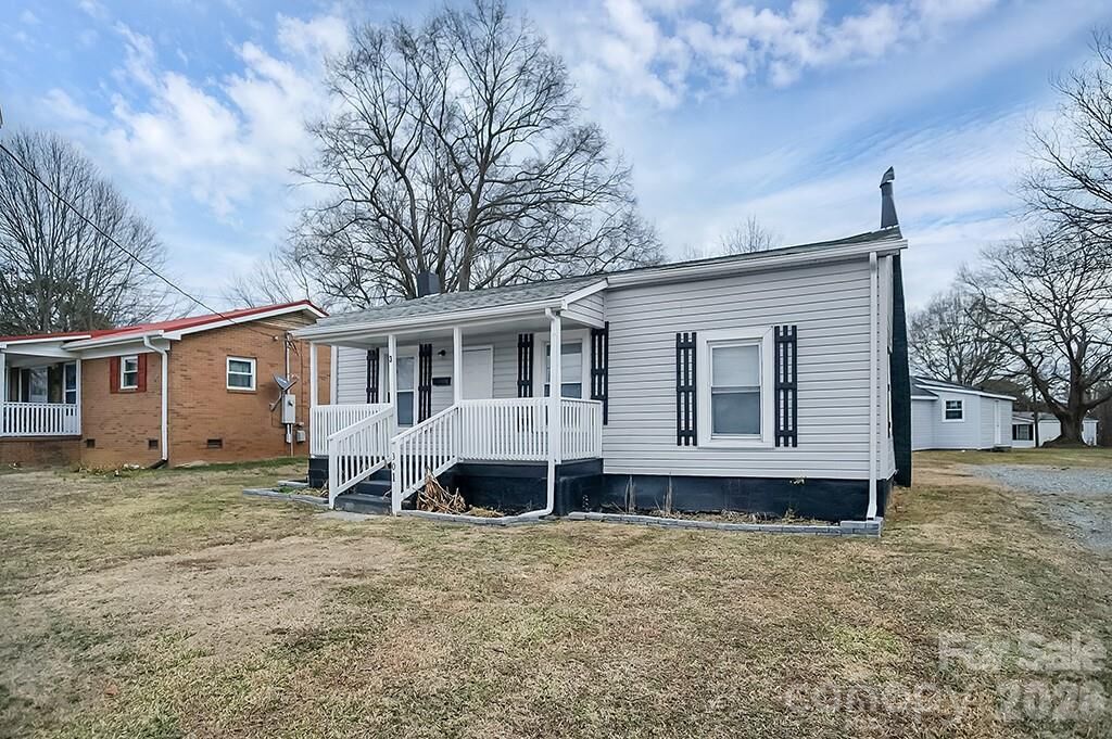 Property Photo:  301 Jc Dellinger Road  NC 28021 