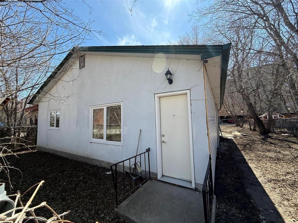Property Photo:  206 Dufferin Avenue  MB R1A 1C1 
