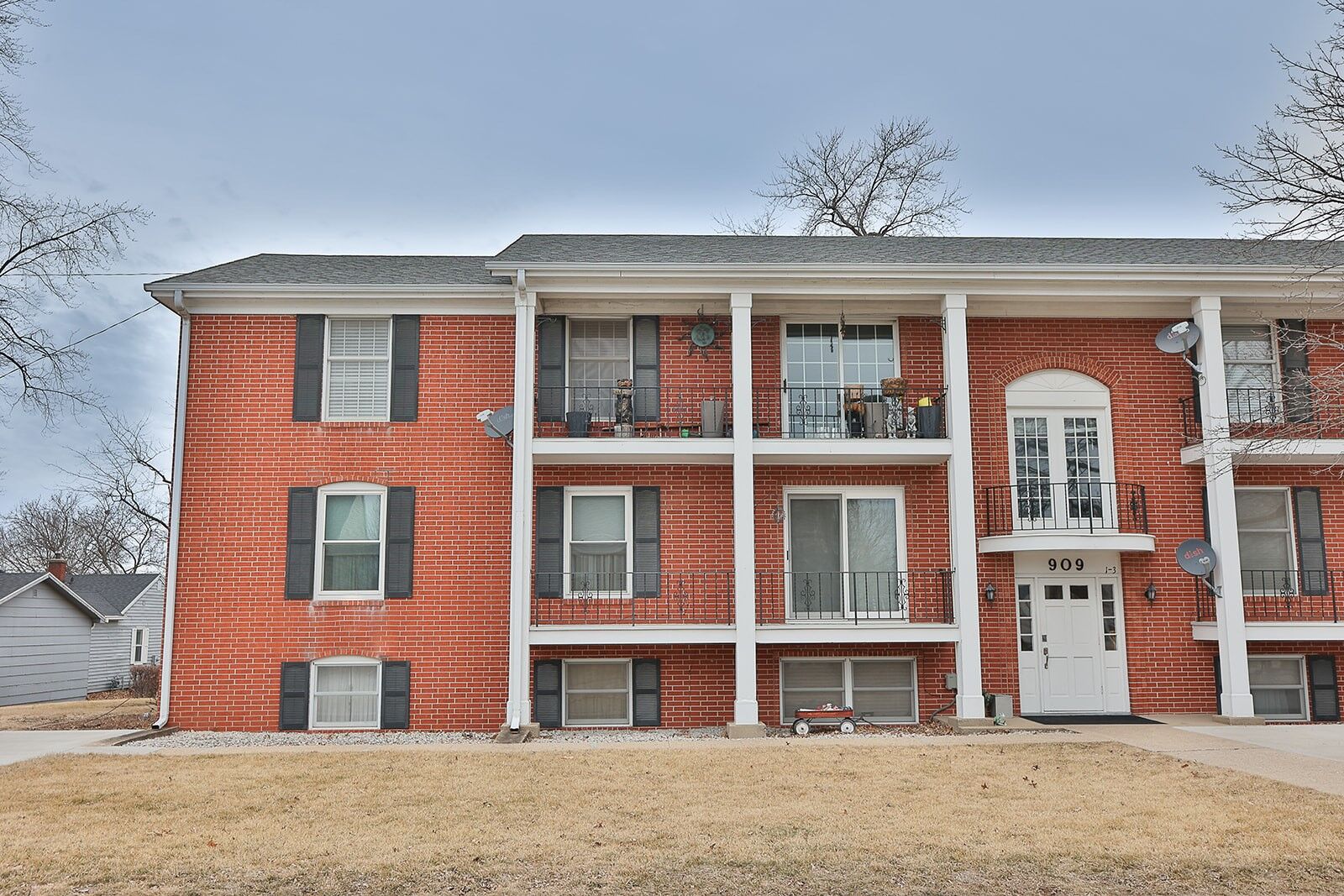Property Photo: 909 W 1st Street 2 IA 50219