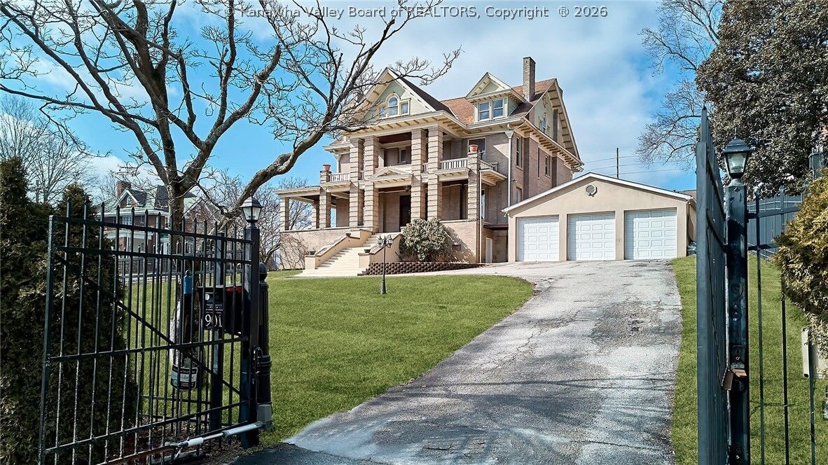Property Photo: 901 Edgewood Drive WV 25302
