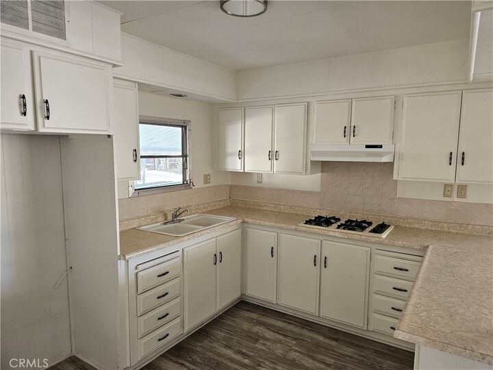 Property Photo:  260 N Lyon Ave 64  CA 92543 