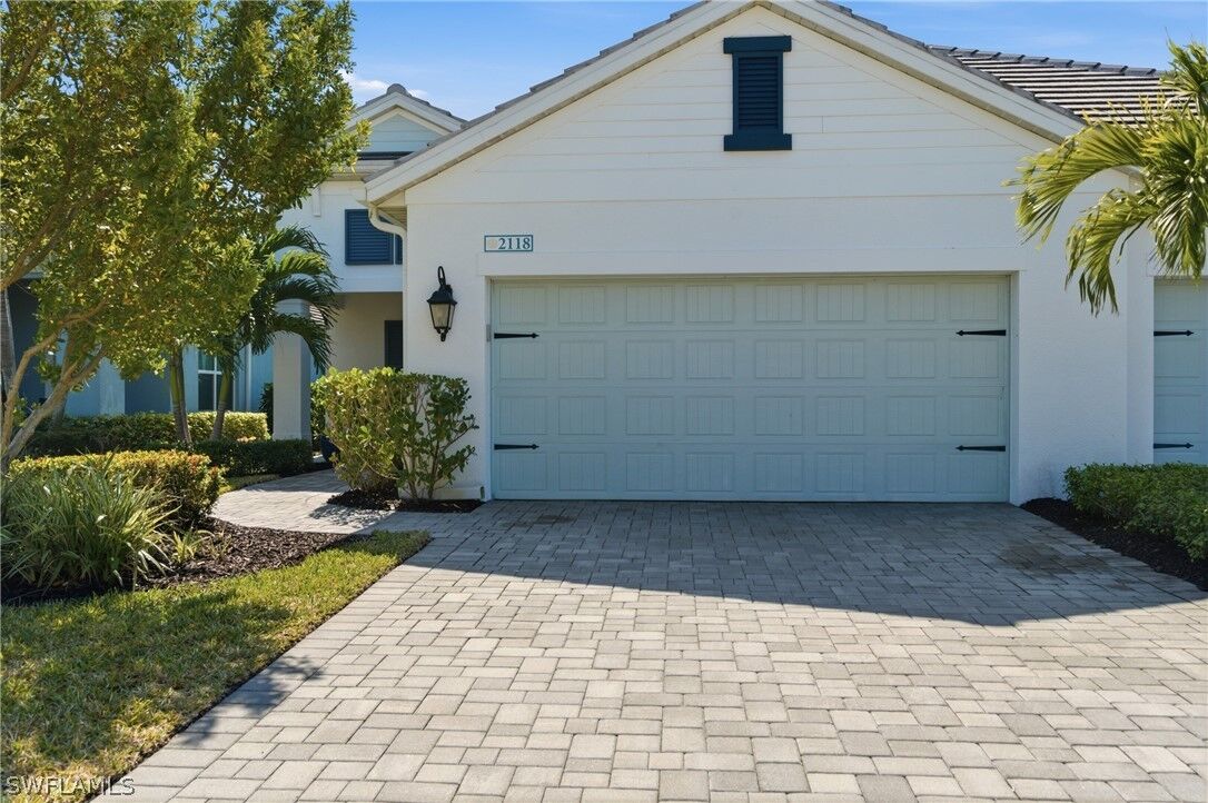Property Photo:  2118 Marquesa Circle  FL 34112 