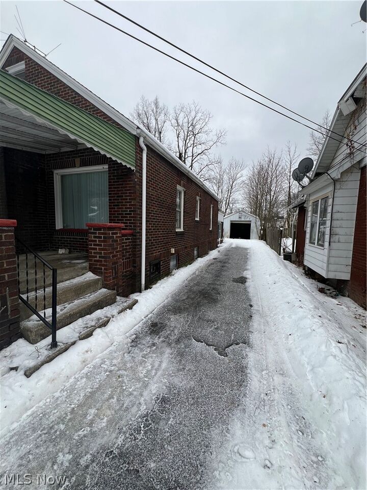 Property Photo:  221 E Avondale Avenue  OH 44507 