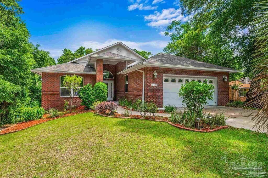 Property Photo: 4610 Peacock Dr FL 32504