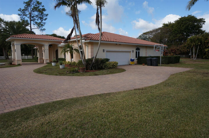 Property Photo:  650 E Rambling Drive  FL 33414 