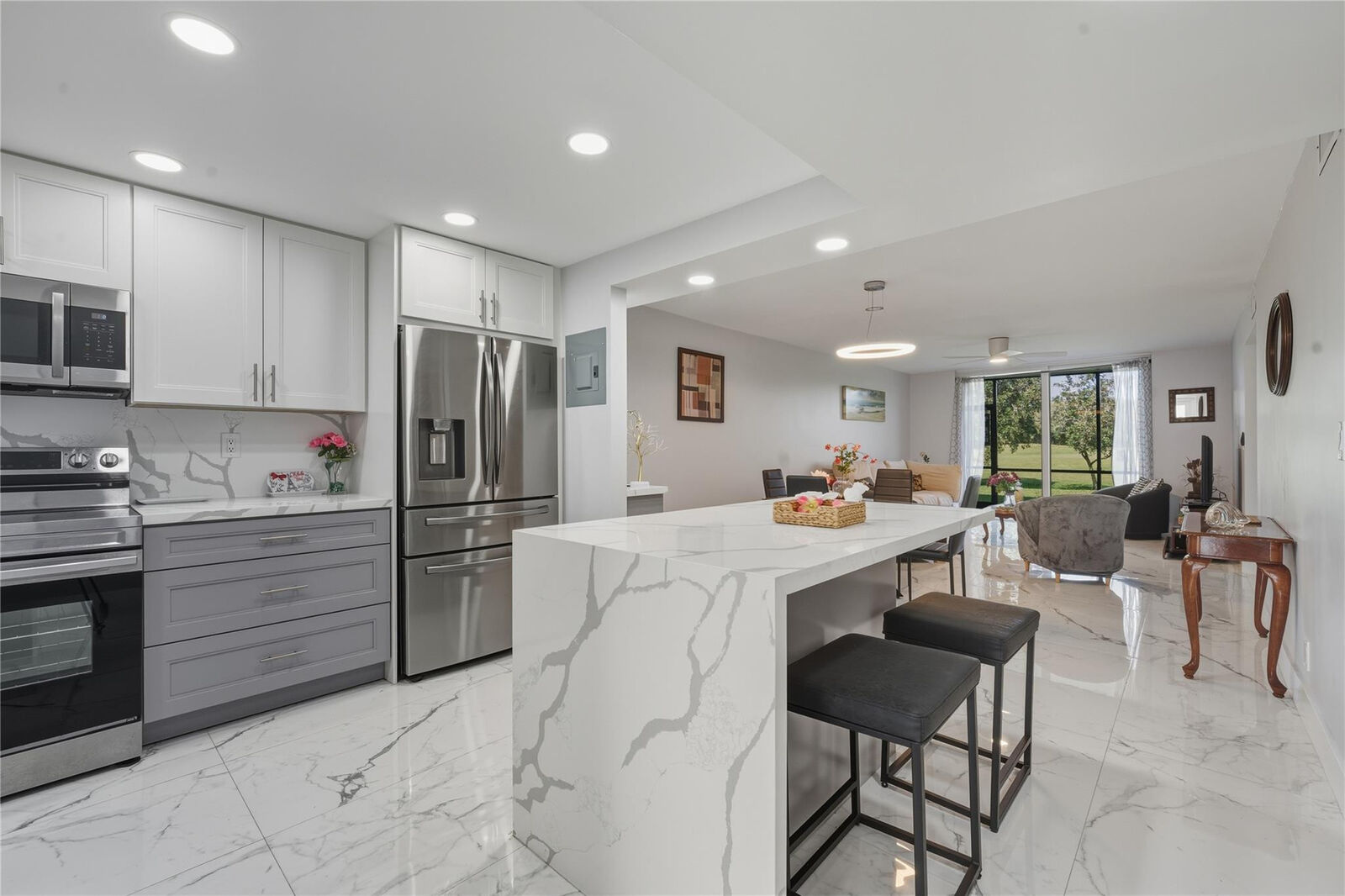 Property Photo:  9611 N Hollybrook Lake Drive 101  FL 33025 