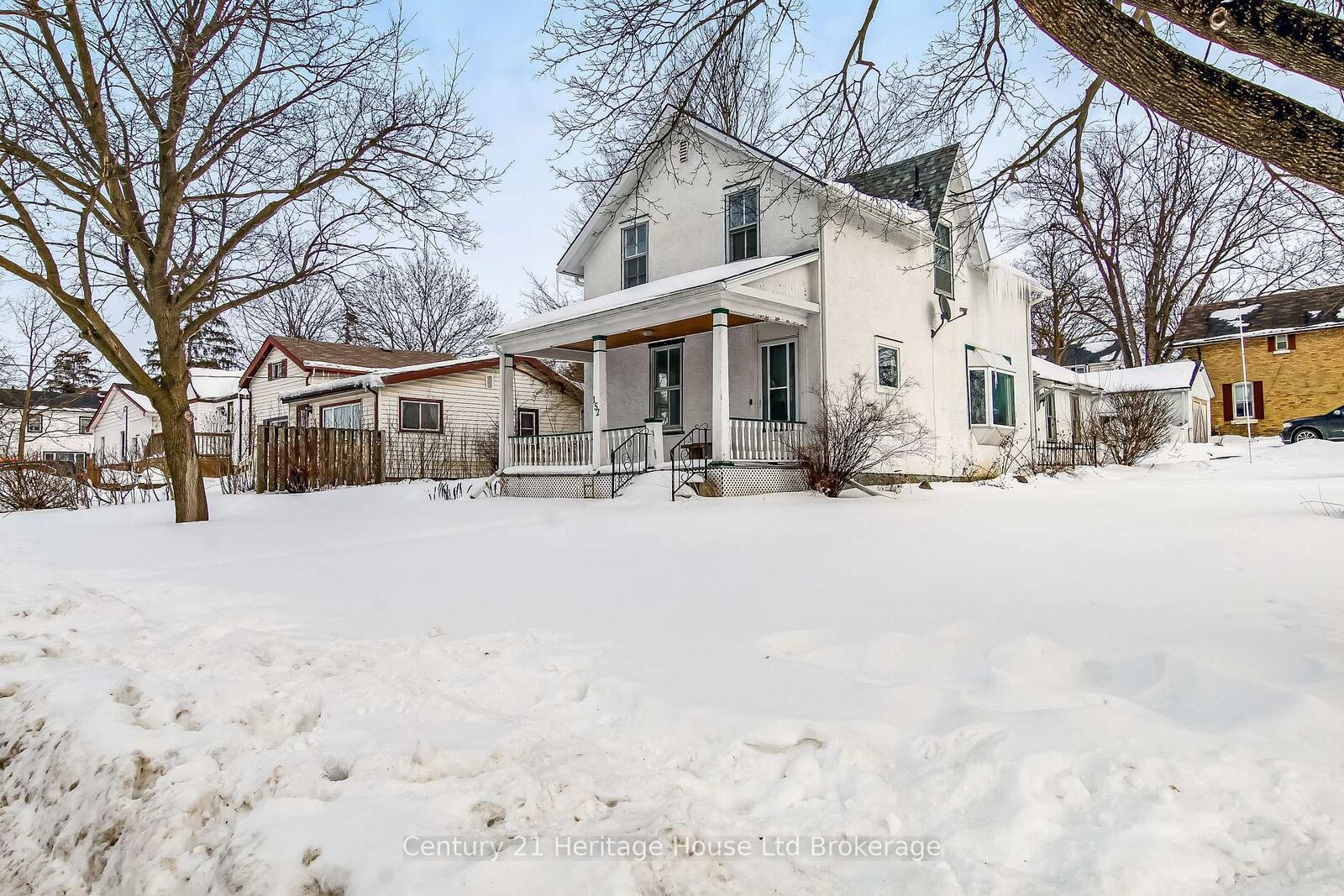 Property Photo:  152 Charles Street E  ON N5C 1K2 