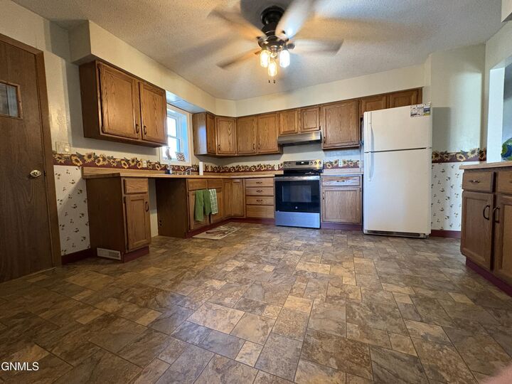 Property Photo:  201 7th Street N  ND 58436 