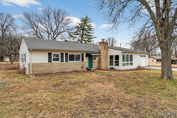 Property Photo:  39 Airshire Place  MO 63042 