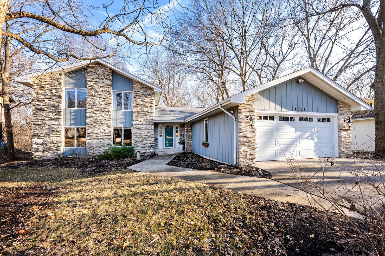 Property Photo:  1008 Valencia Drive  IL 60404 