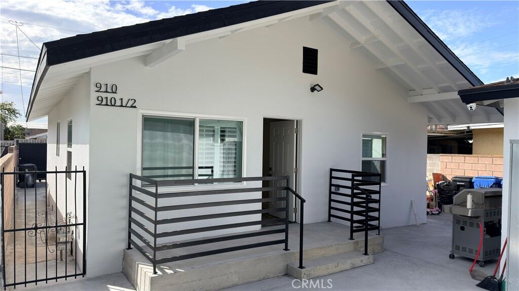 Property Photo:  910 E 77th  CA 90001 