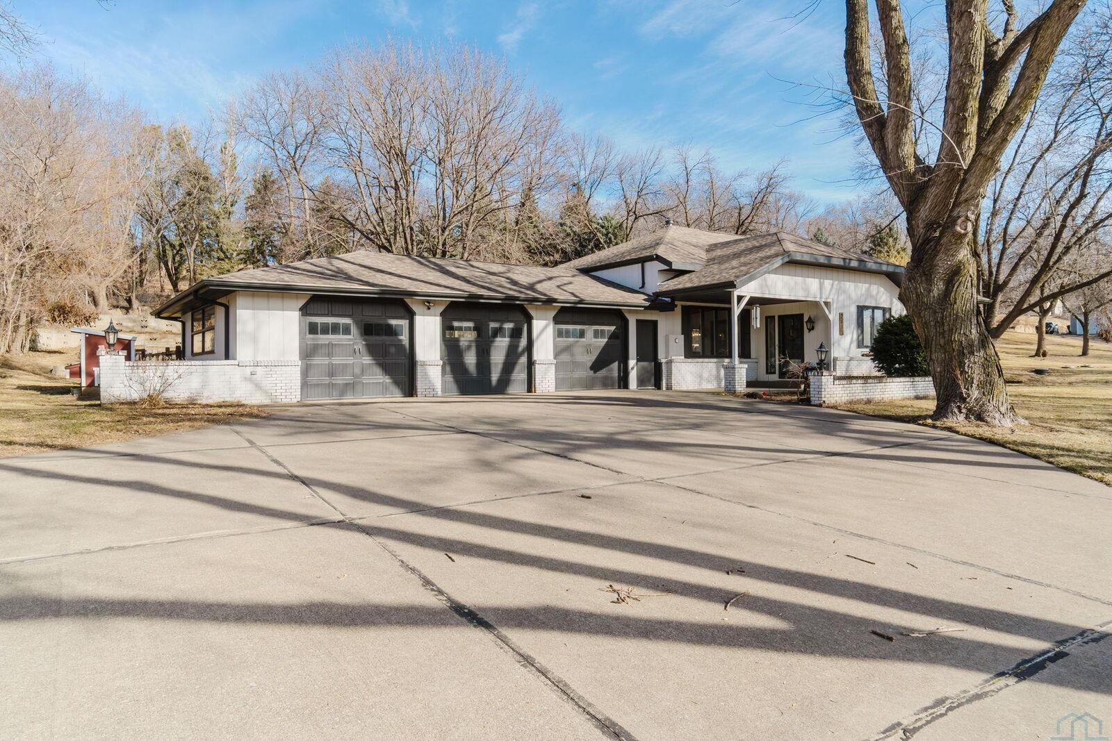 Property Photo: 2811 Memorial Dr IA 51103