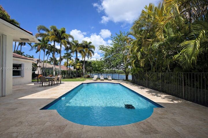 Property Photo: 2562 Eagle Run Ln FL 33327