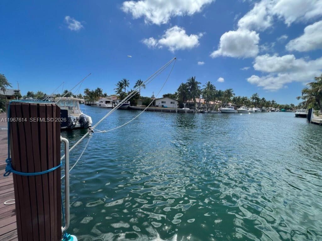 Property Photo: 2430 NE 135th St 105 FL 33181