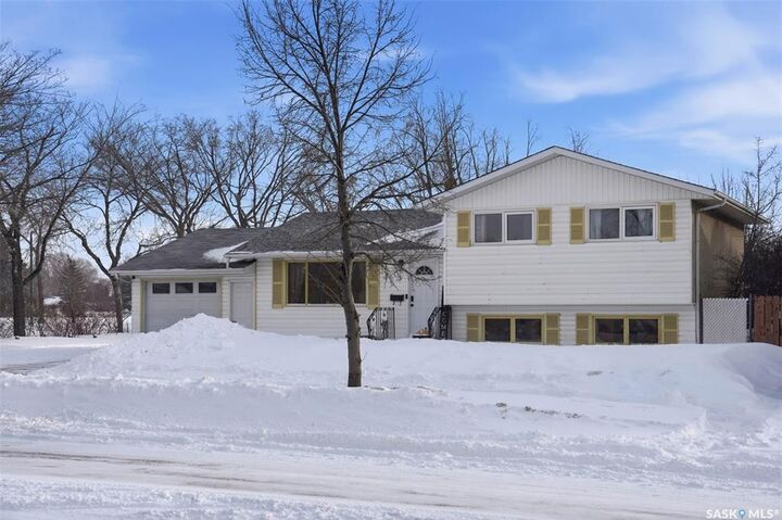 Property Photo: 3111 33rd Street W SK S7L 0X8