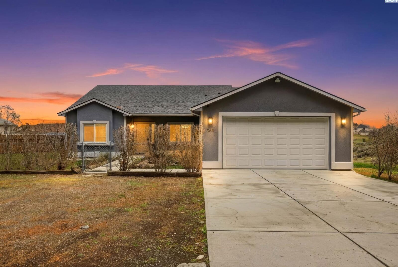 Property Photo:  260 E 45th Ave  WA 99337 