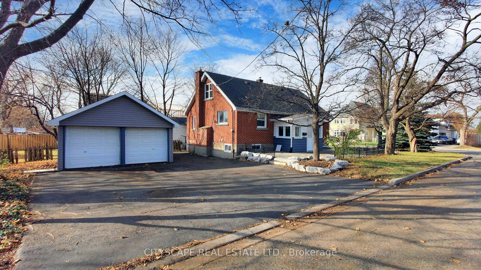 Property Photo:  39 Woodward Avenue  ON L6V 1K2 
