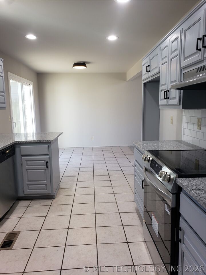 Property Photo:  9225 S 91st  OK 74133 