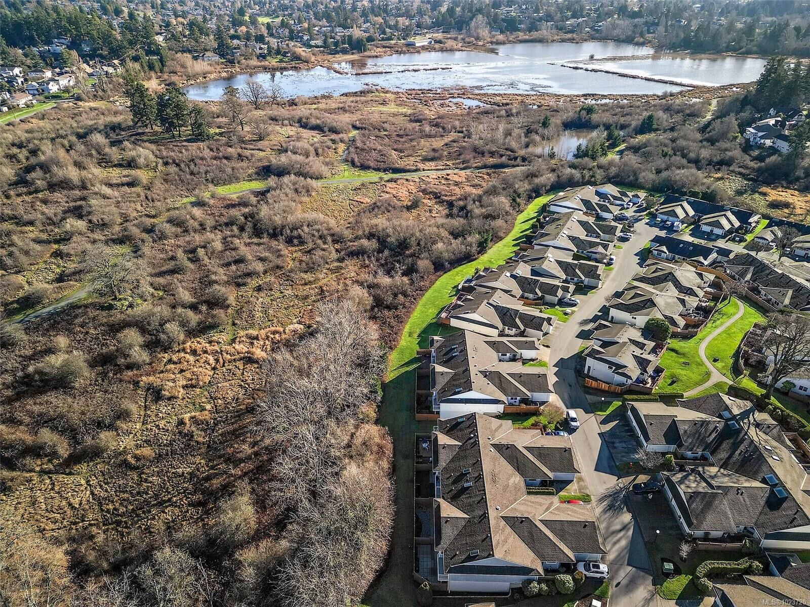 Photo de la propriété:  4125 Interurban Rd 23  BC V8Z 4W8 