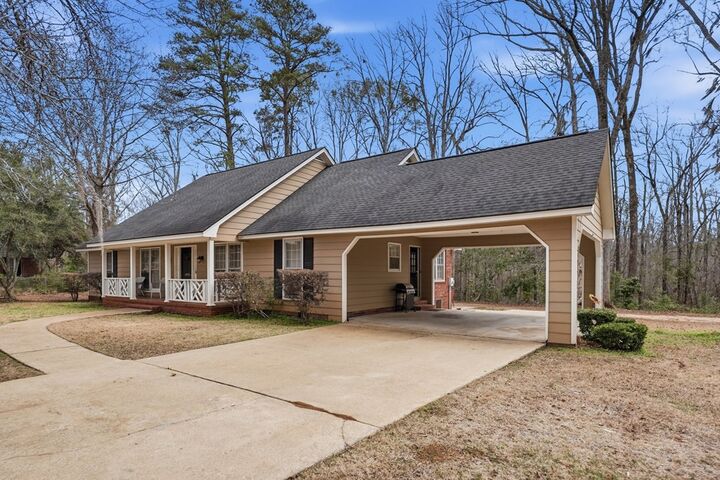 Property Photo: 4424 Woodcrest Dr GA 31721