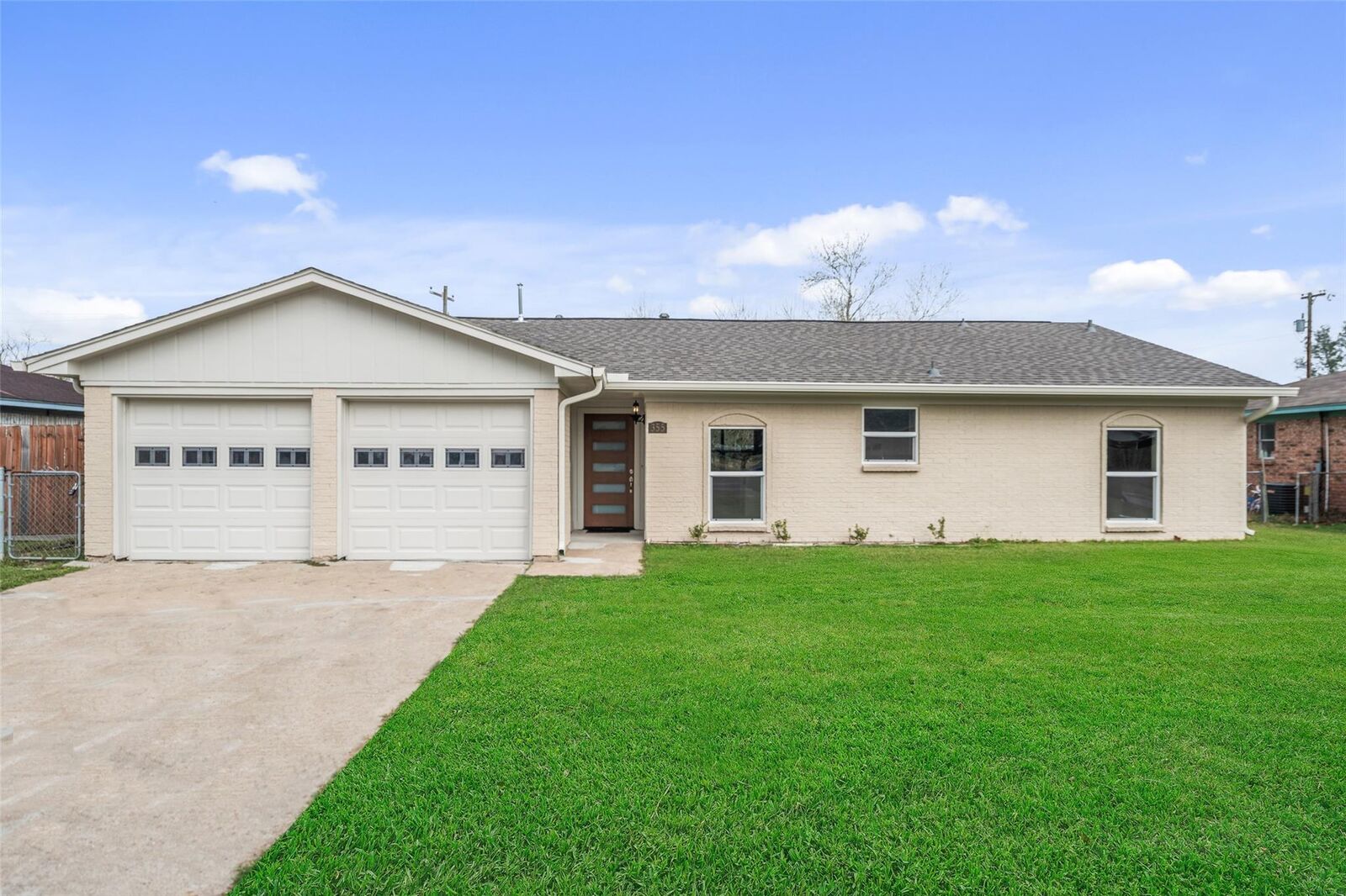 Property Photo: 355 Windsor Square TX 77511
