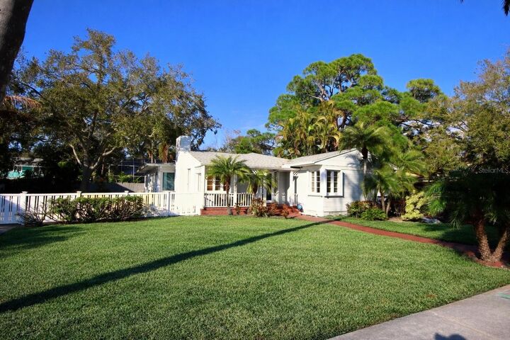 Property Photo:  220 Lyndhurst Street  FL 34698 