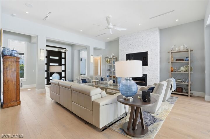 Property Photo: 725 Harbour Drive FL 34103