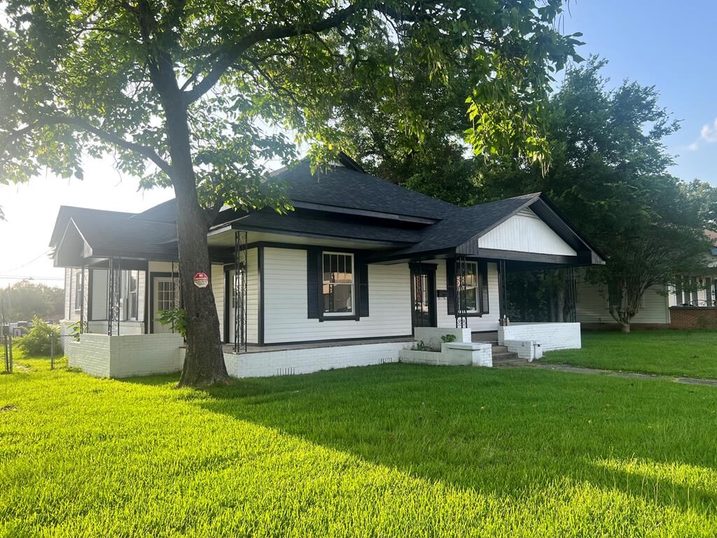 Property Photo: 505 North 1st Street TX 75901