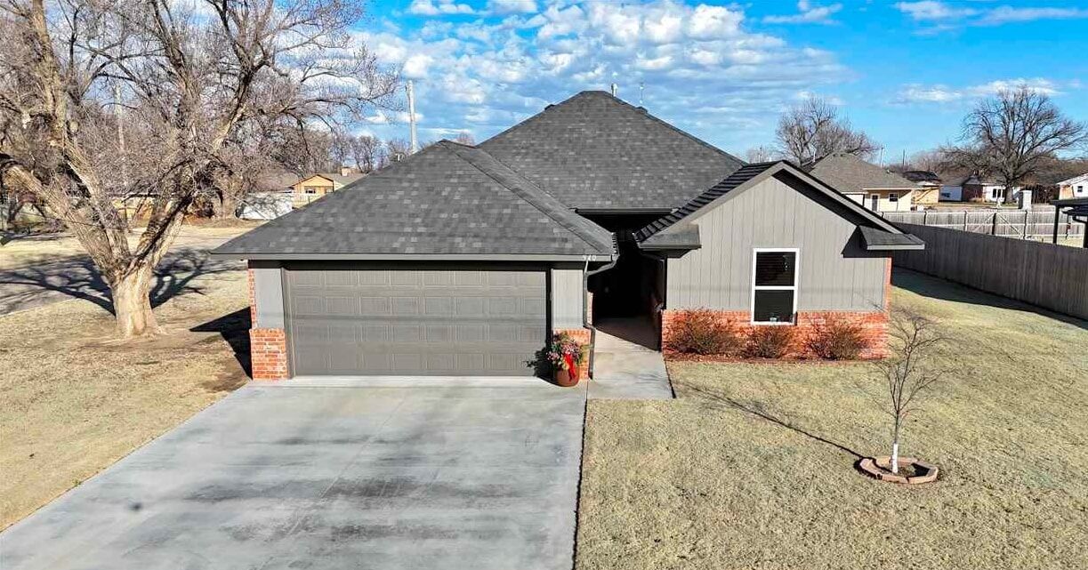 Property Photo:  940 N 7th  OK 74631 