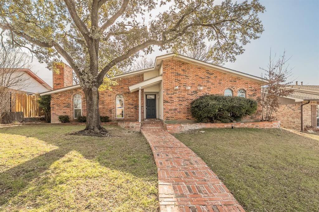 Property Photo:  3405 Brook Lane  TX 75052 